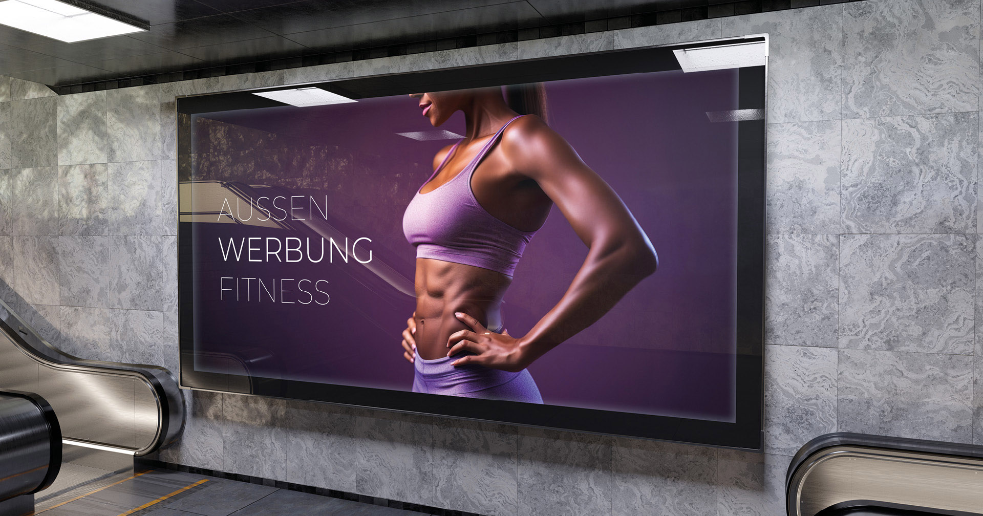 In einem Bahnhof hängt ein großformatiges Plakat mit einer sportlichen Frau und dem Schriftzug "Aussen Werbung Fitness"