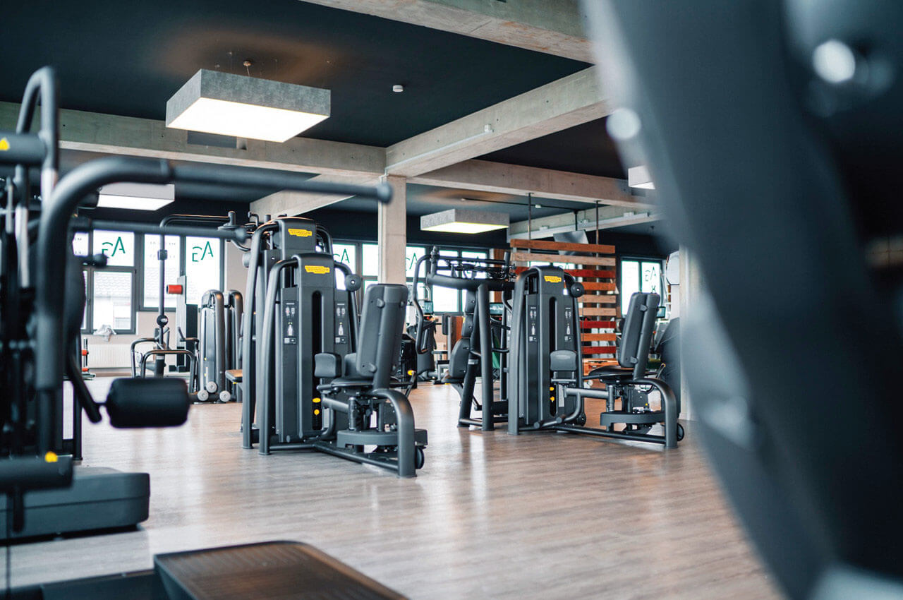 Technogym-Geräte auf der Trainingsfläche auf der oberen Etage im AG Medical Fitness