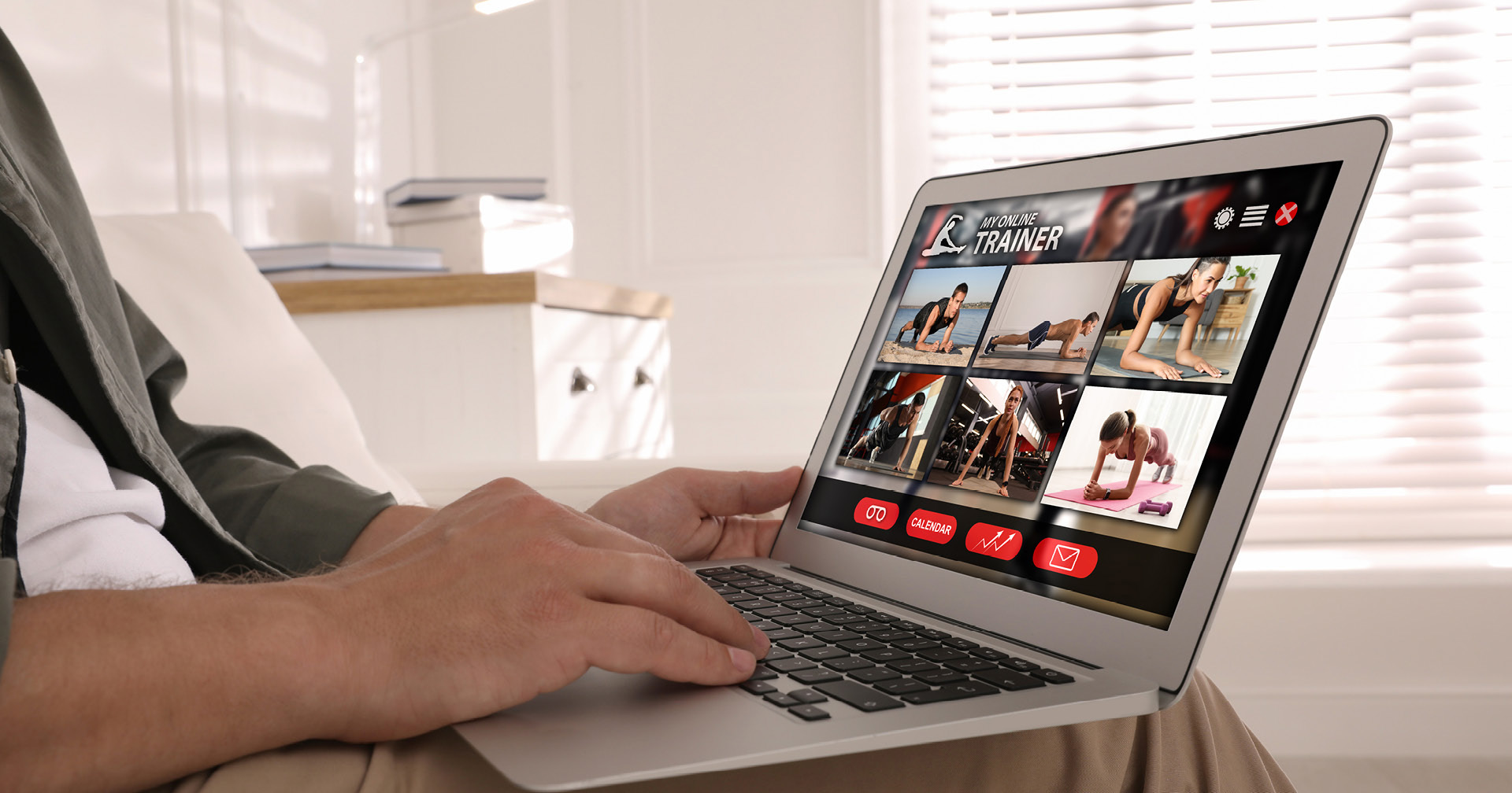 Mann mit Laptop sucht nach Online Trainern