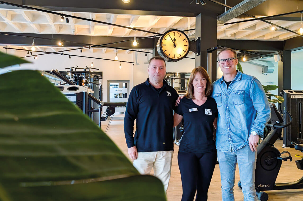Constantin Wilser von der BODYMEDIA (r.) gemeinsam mit Susan und Wolf Dieter Gehrig in der Athletikhalle im Trainingslager Ladenburg