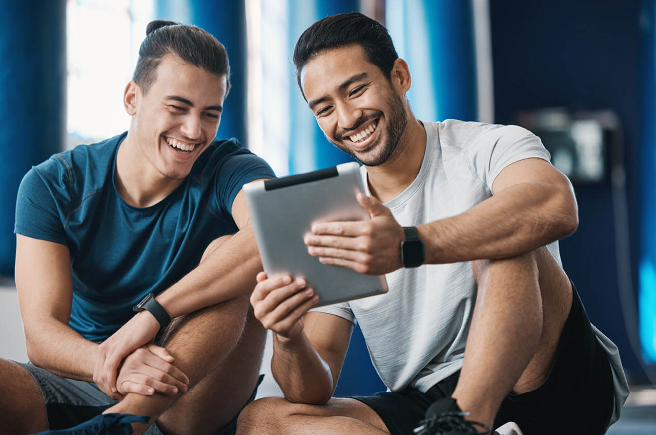 Analyye vo Trainingsdaten durch Trainer und Sportler an einem Tablet