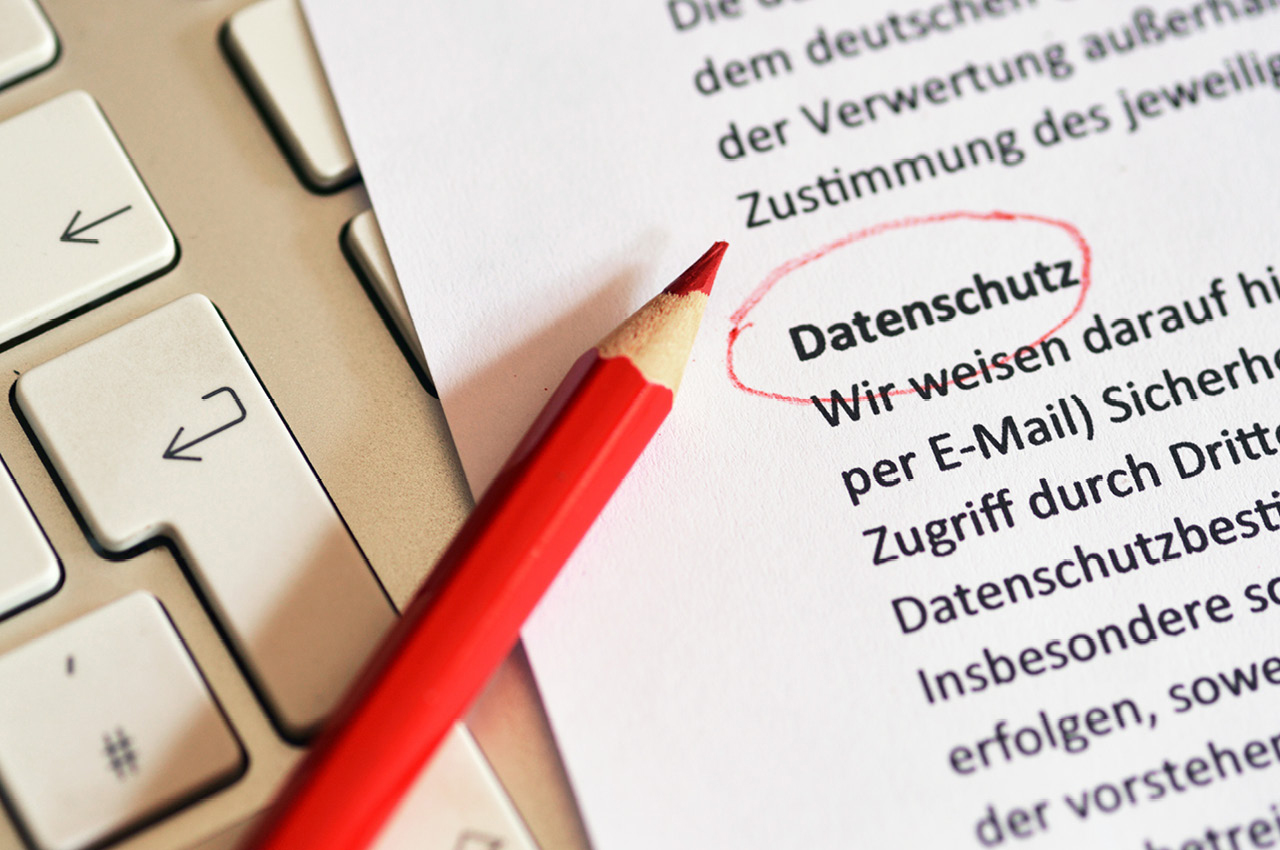 Bleistift liegt auf Papier