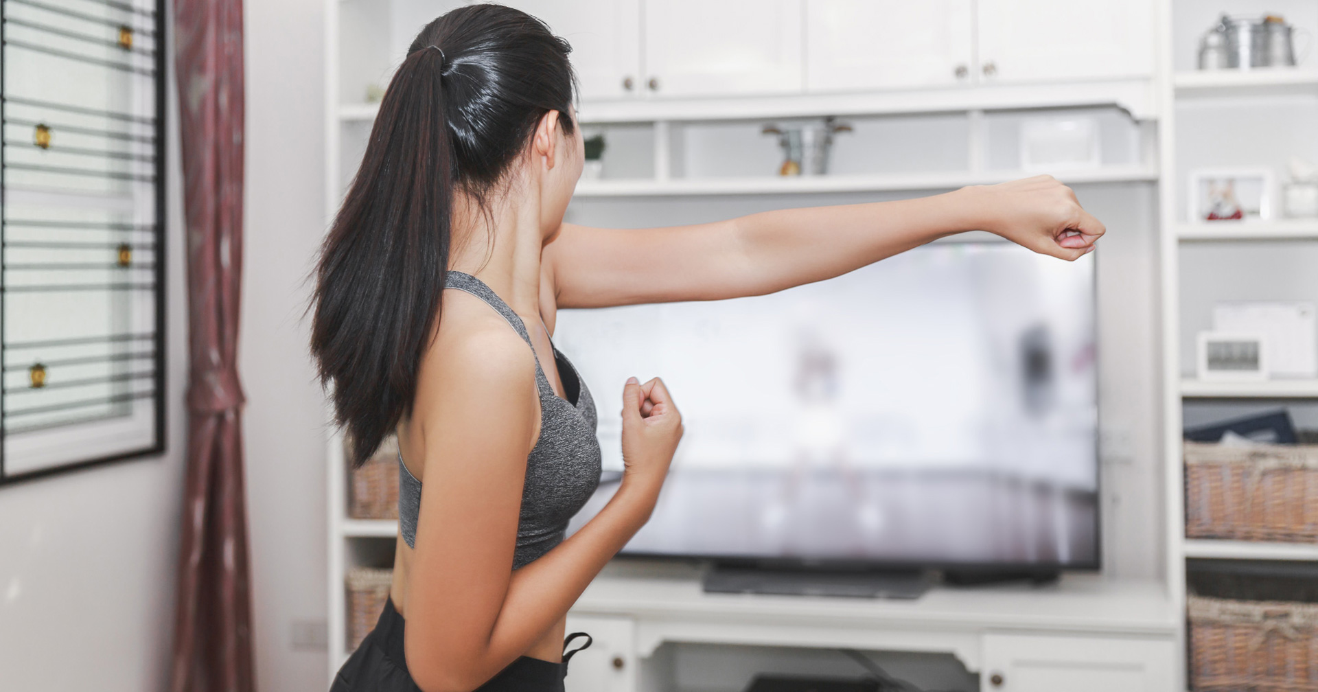 Frau macht digitales Homeworkout