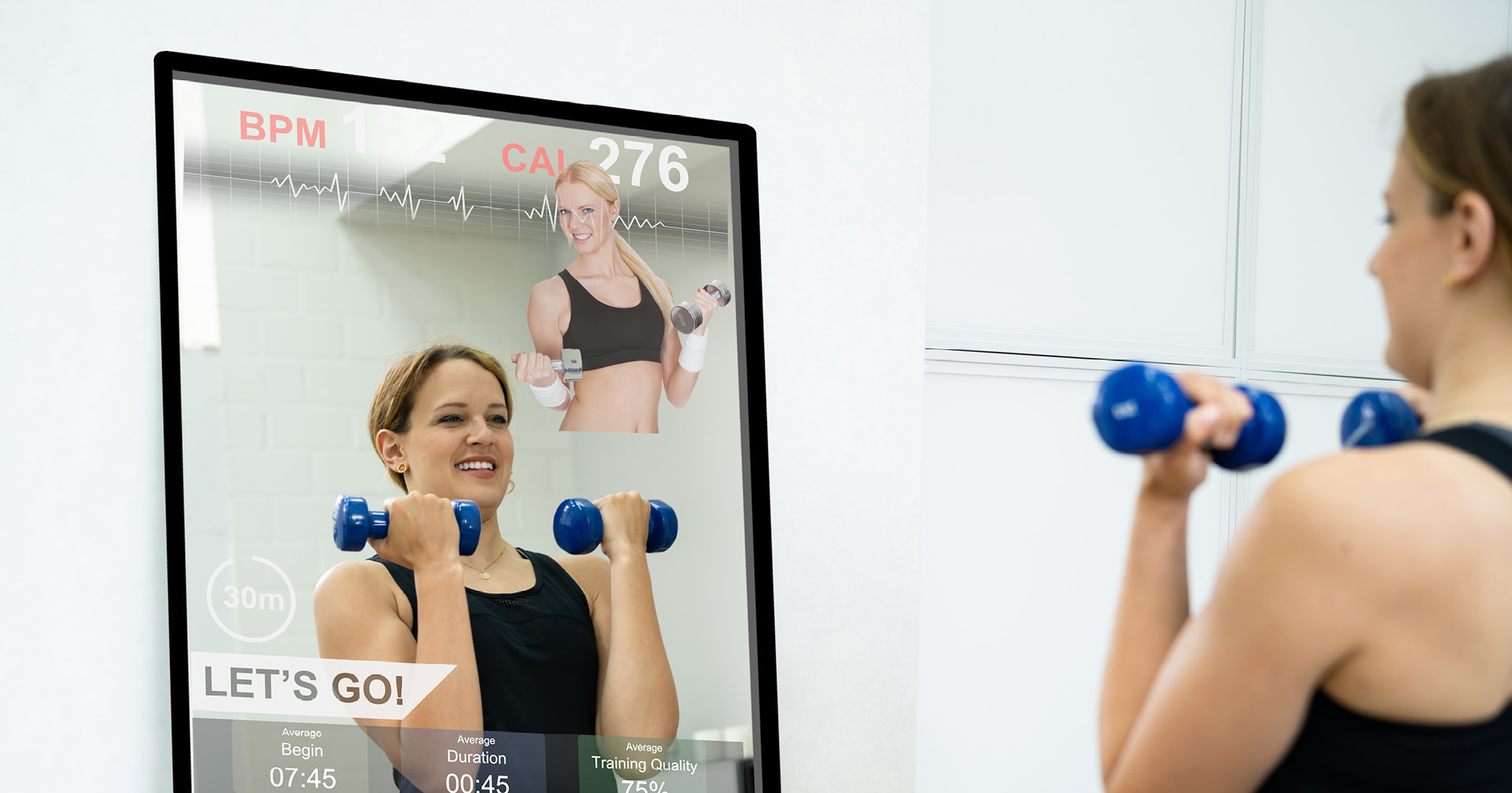 Frau macht Workout vor Fitnessspiegel