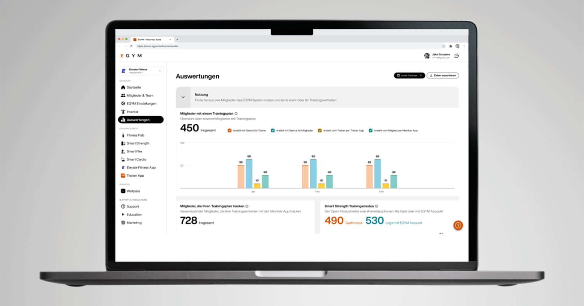 Eine Aufnahme eines geöffneten Laptops, auf dessen Bildschirm die EGYM Business Suite im Bereich "Auswertungen" angezeigt wird. Man sieht eine moderne Dashboard-Ansicht mit klaren Grafiken und Kacheln, die Statistiken zur Mitgliedernutzung von Trainingsplänen und dem Smart Strength Trainingsmodus präsentieren.