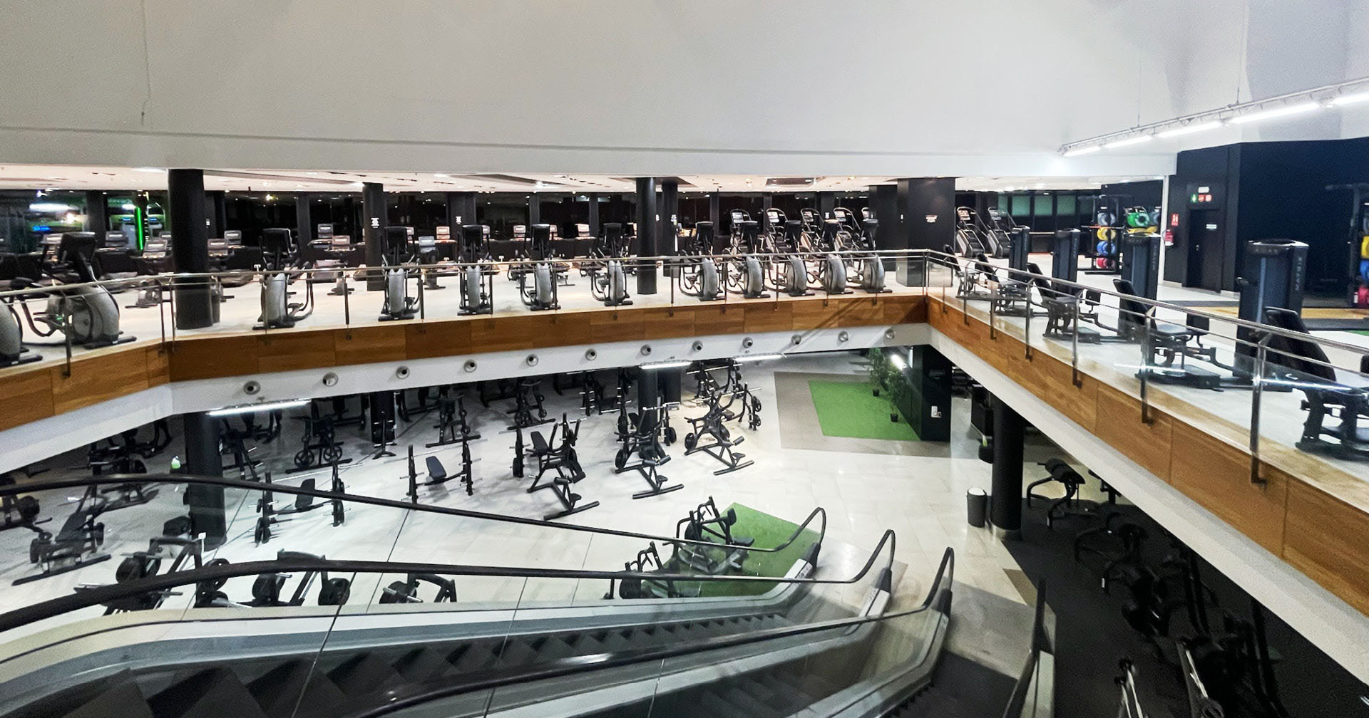 Das Fitnesstudio Kraftwerk, doppelstöckig mit einer großen Vielzahl an Fitnessgeräten.