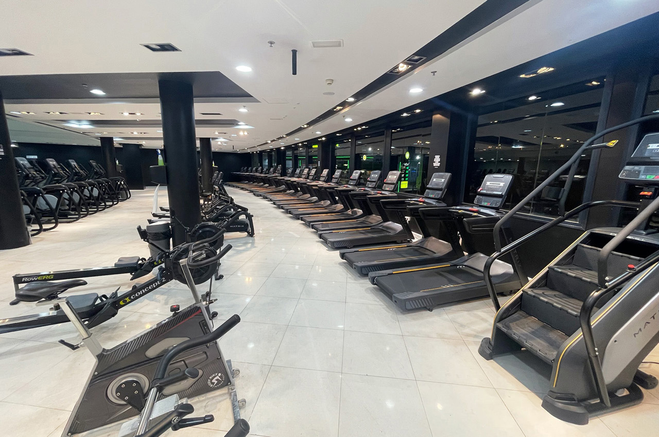Blick in das Kraftwerk Fitnessstudio mit vielen Laufbändern und weiteren Fitnessgeräten.