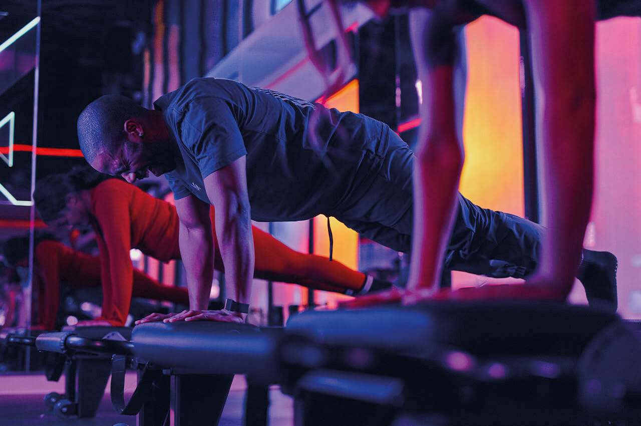 Training bei Fit House of Brands in Neonlicht