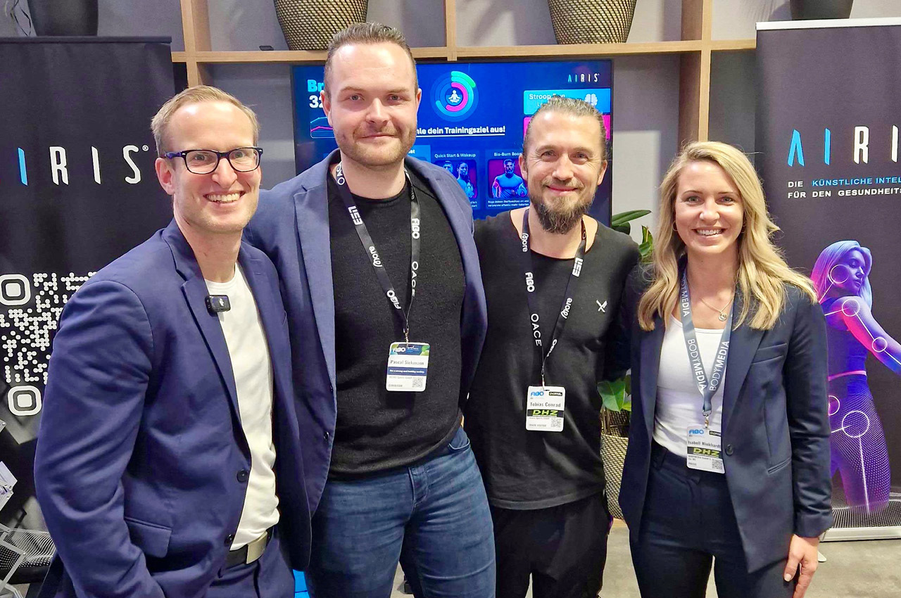 Pascal Siekmann und Tobias Conrad (Mitte) mit Conny Wilser (l.) und Isabell Winkhardt von der BODYMEDIA am AIRIS-Messestand auf der FIBO.