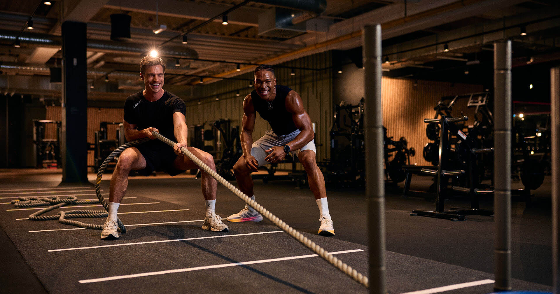 Zwei Sportler beim Schlittenziehen