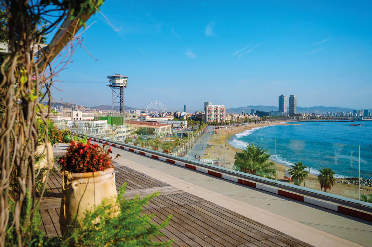 Inner Flow befindet sich im ikonischen Glasgebäude der Modemarke Desigual, direkt am Meer, am Passeig del Mare Nostrum. 