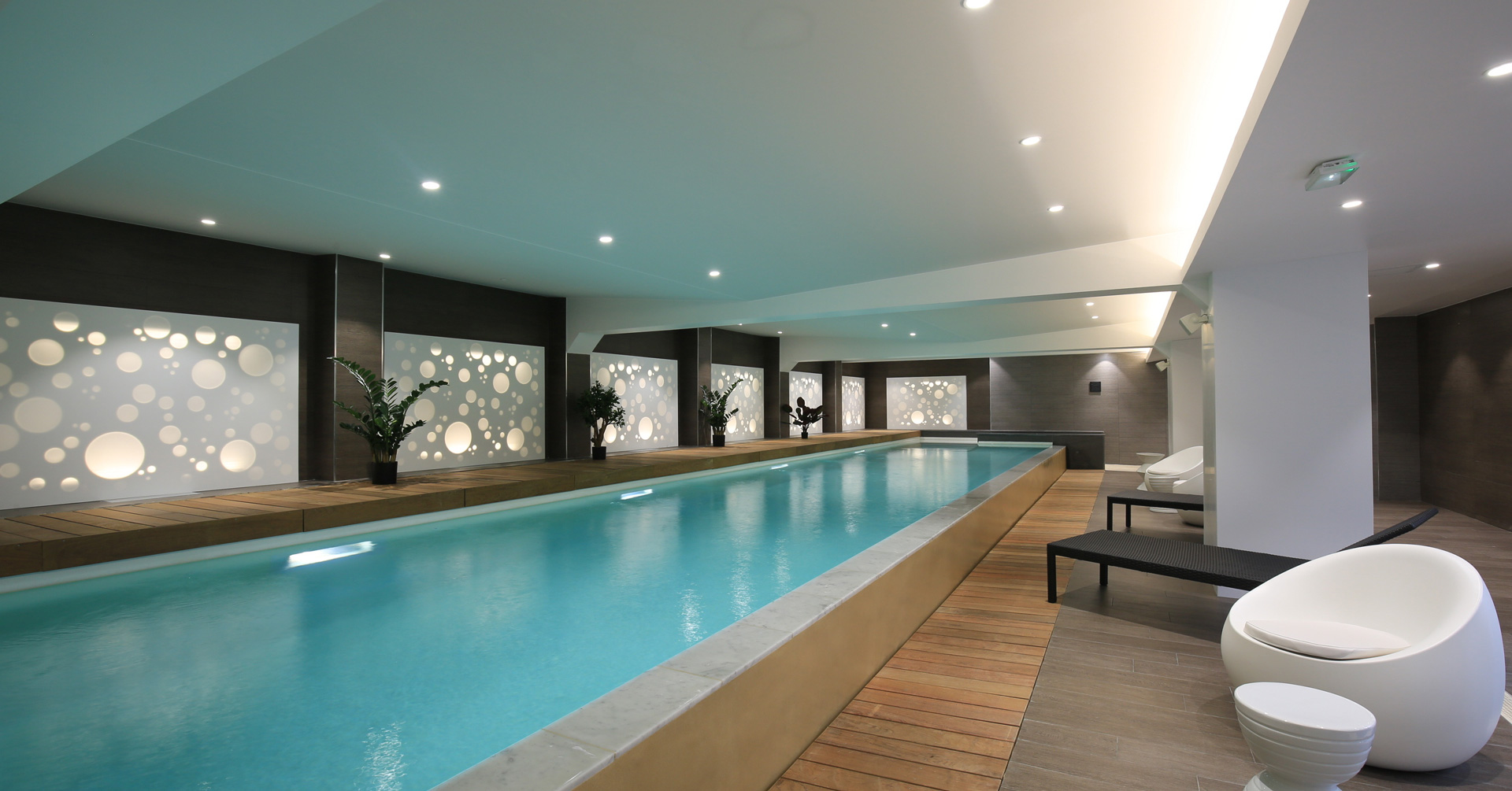 Schwimmbecken in einem Wellnessbereich