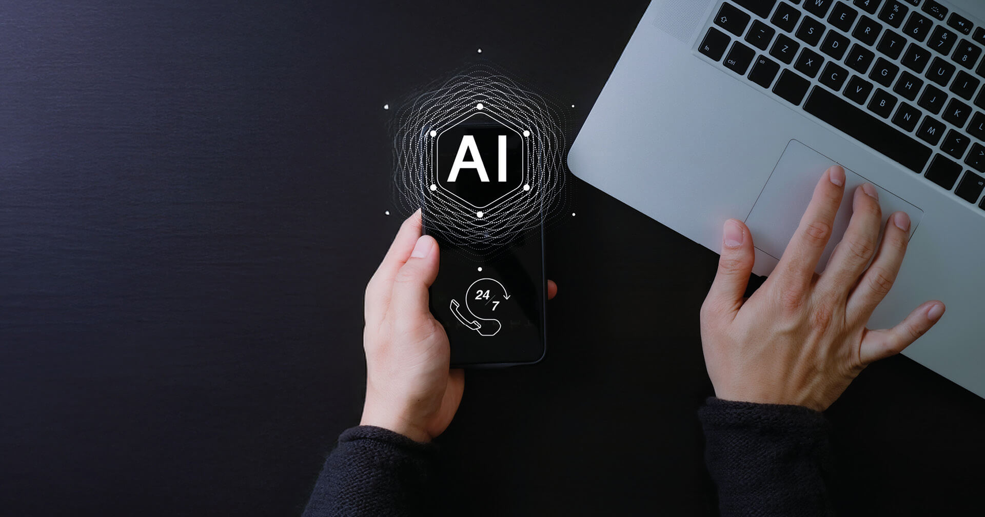 Ein Mensch tippt hält ein Smartphone mit AI Button und tippt etwas auf seinem Laptop ein