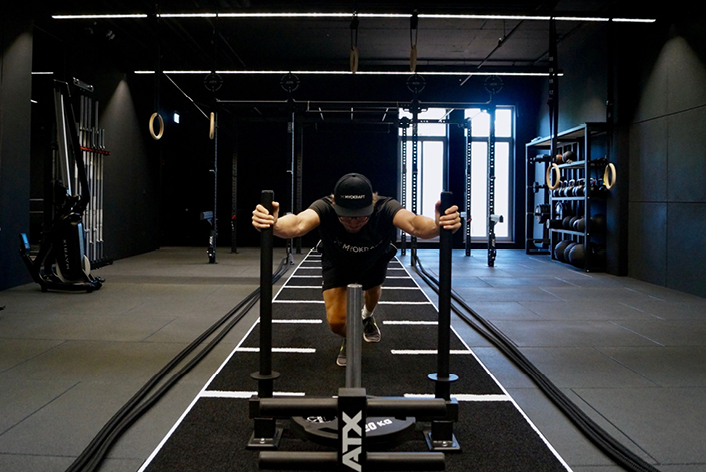 Mann trainiert im Functional-Training-Bereich im Myokraft