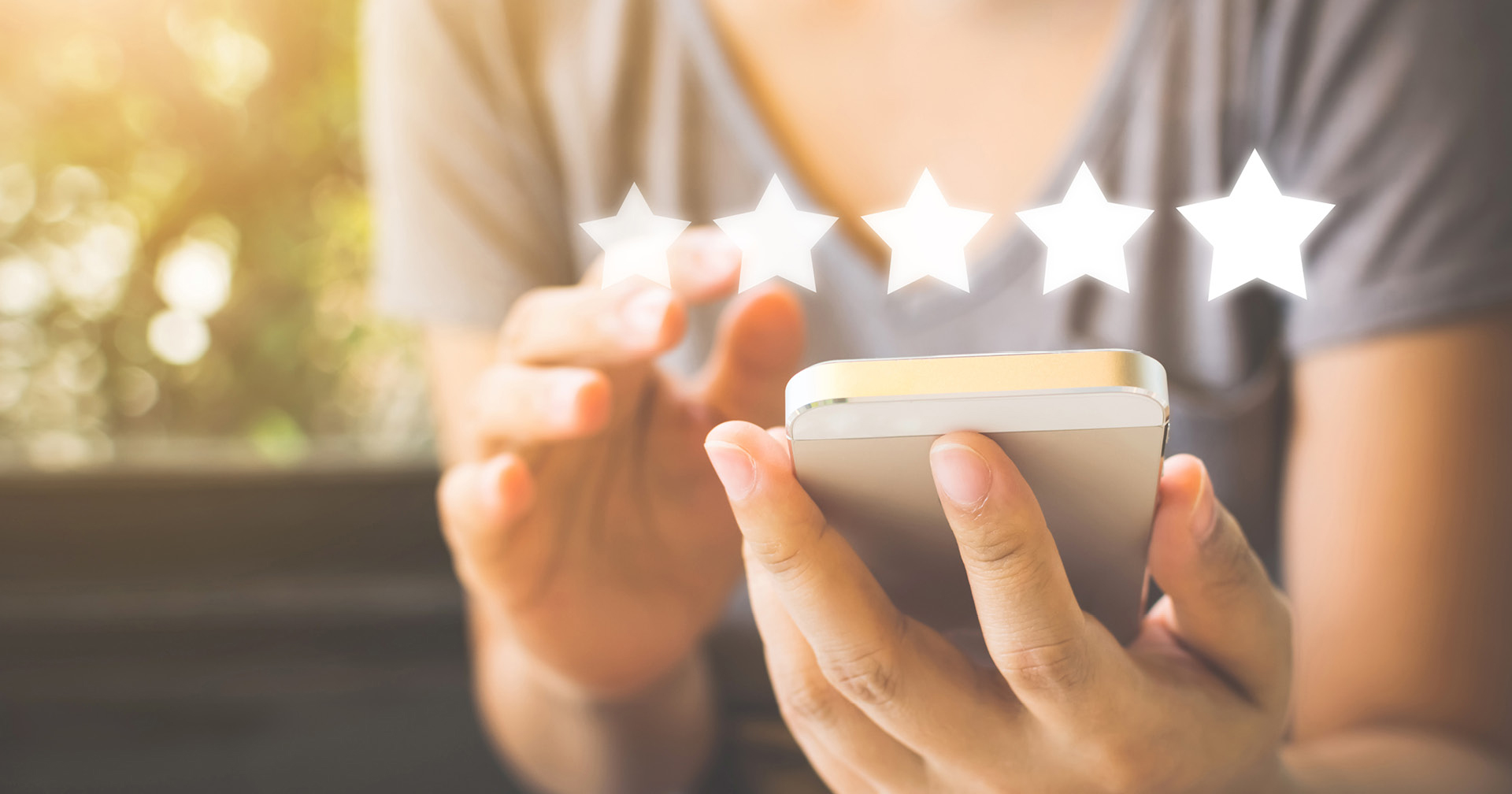 Frau tippt etwas in ihr Smartphone ein