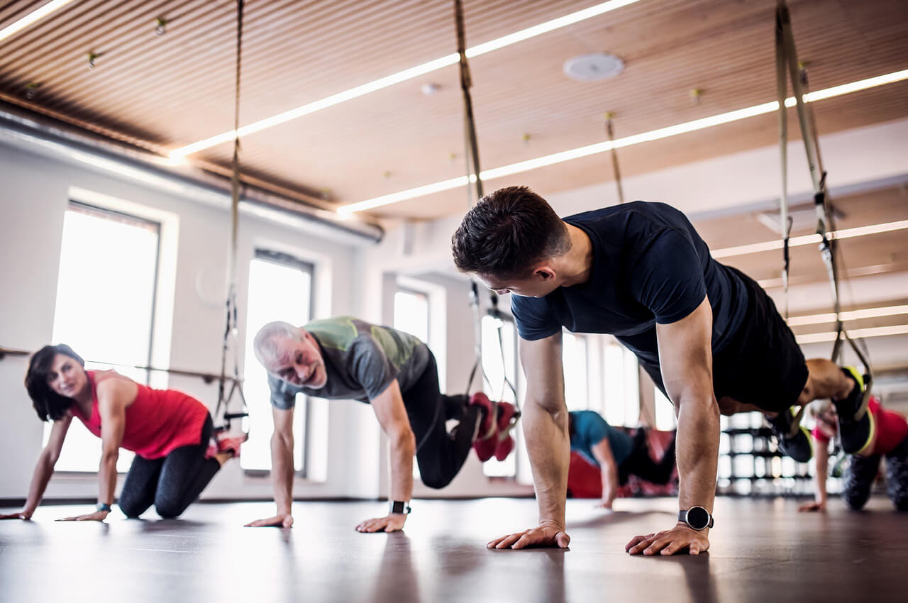 Menschen mehrerer Generationen beim Ganzkörpertraining