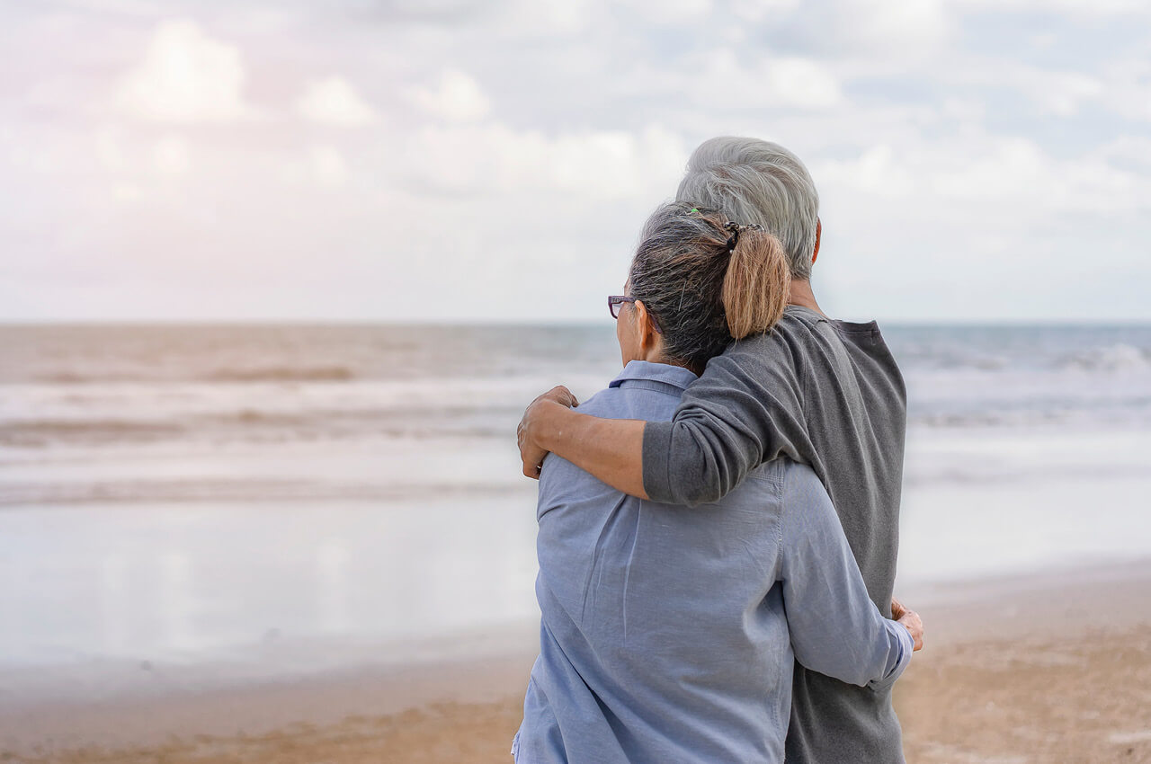 Wer Gesundheitsrisiken reduziert, kann das Leben lange genießen Paar am Strand