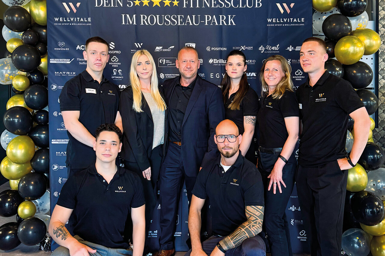 Das Wellvitale-Mitarbeiterteam gemeinsam mit Dennis Rothe und dessen Frau