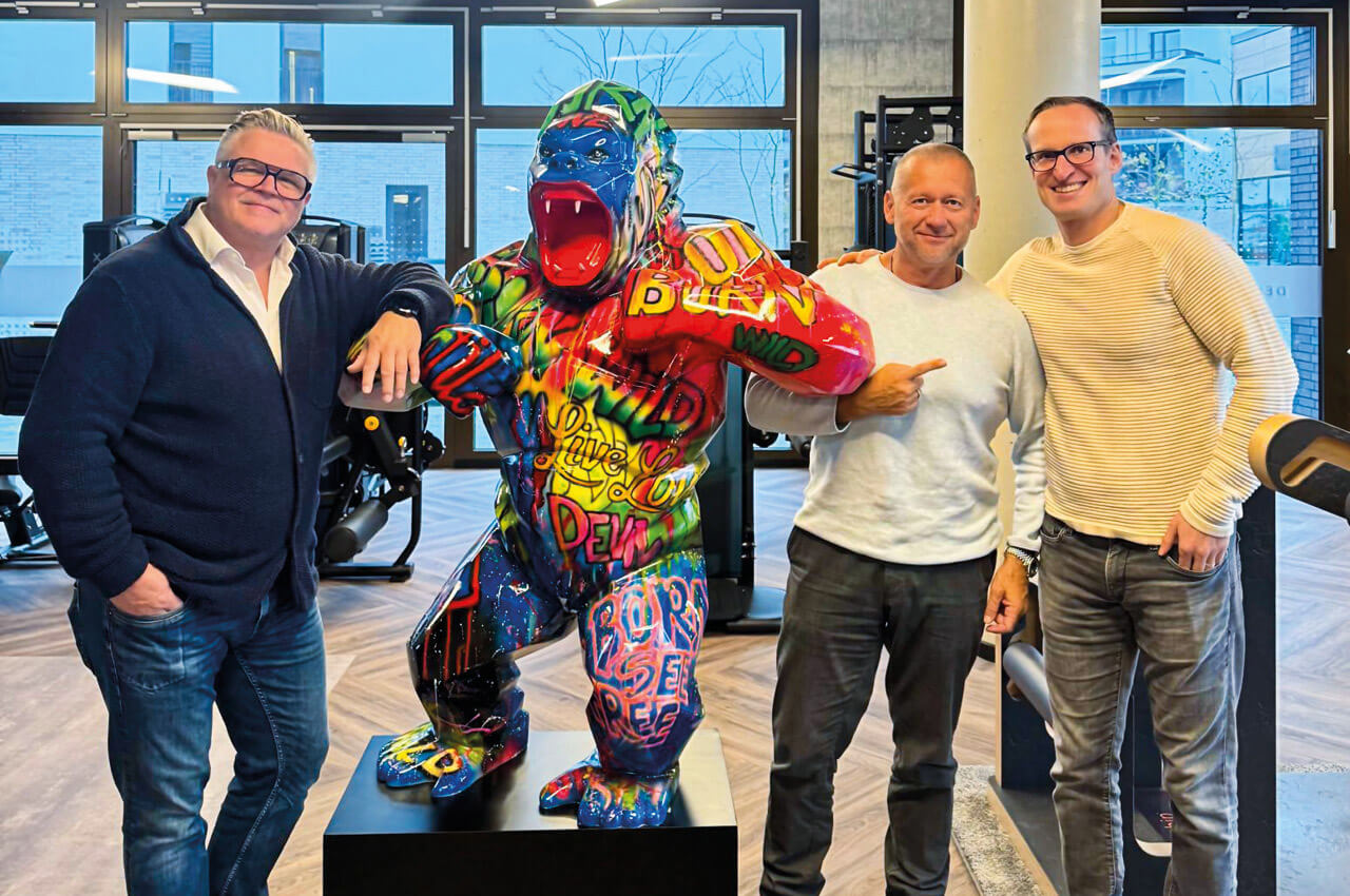 J&ouml;rg Schmitz, Gesch&auml;ftsf&uuml;hrer PLACE ID, Wellvitale-Chef Dennis Rothe und Conny Wilser von der BODYMEDIA (v. l.) beim gemeinsamen Bild mit dem Studio-Gorilla