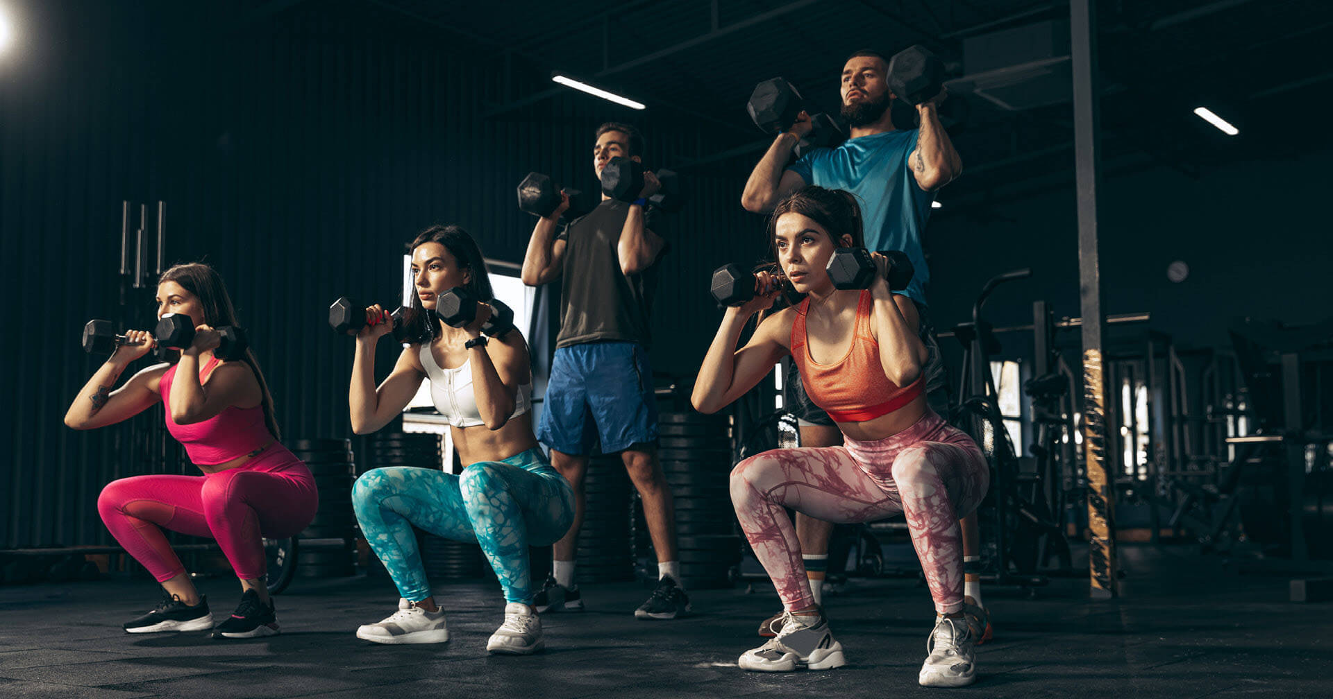 Sportler beim Training mit der Kurzhantel