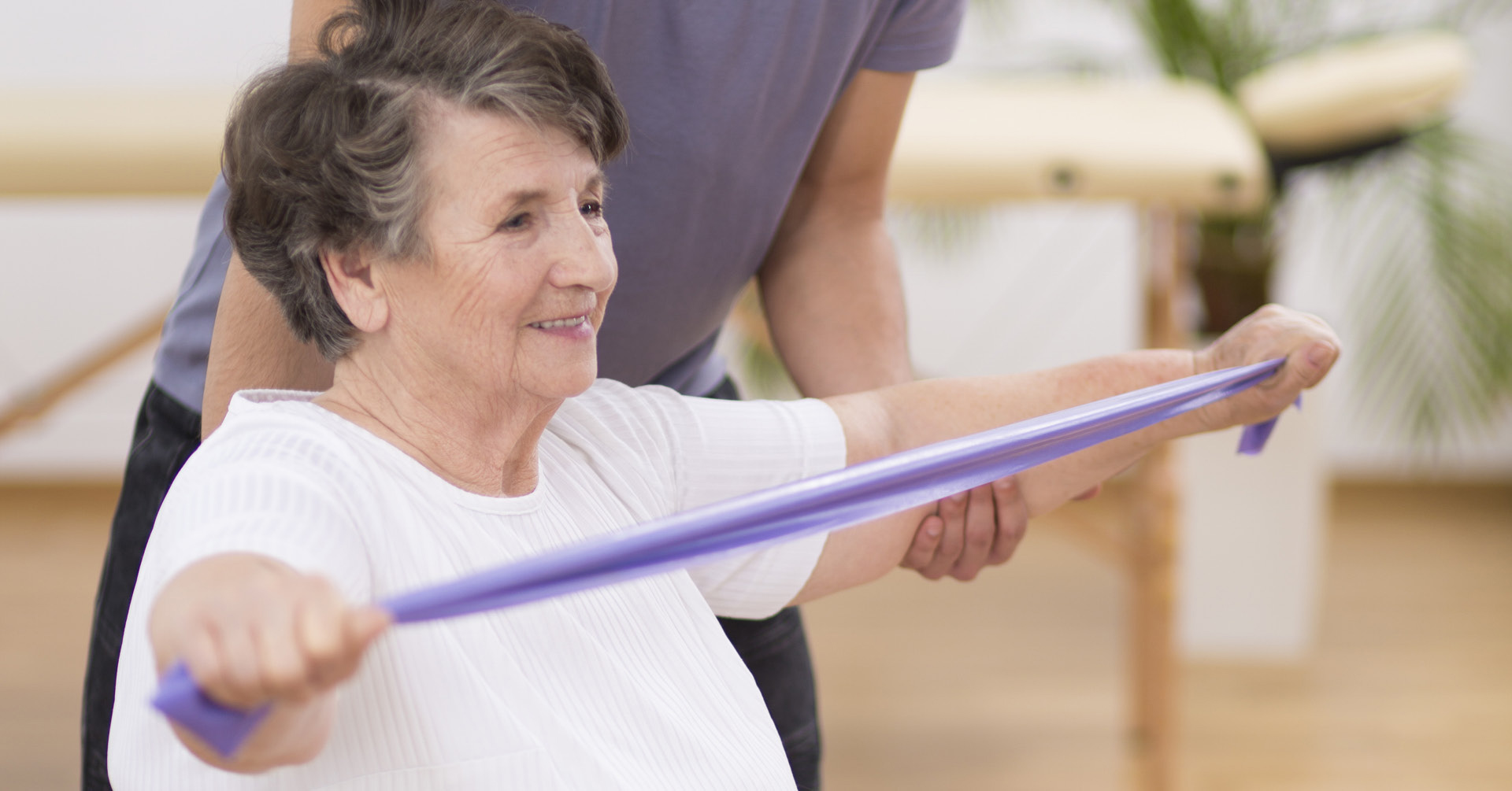 Rentnerin beim Medical Fitnesstraining