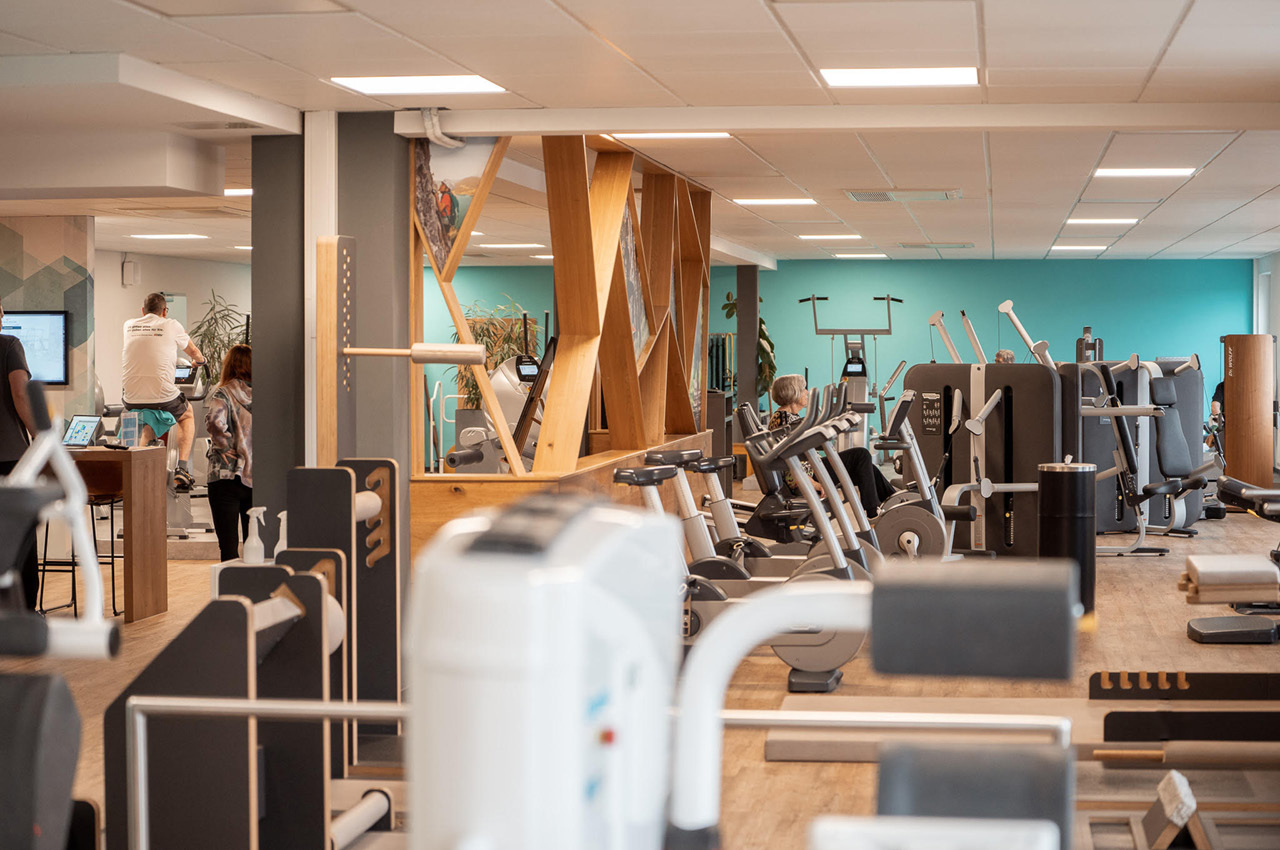 In dem Innenraum der Physiotherapiepraxis und dem medizinischen Fitnessstudioder Vitova Gruppe stehen unterschiedliche Trainingsgeräte. 