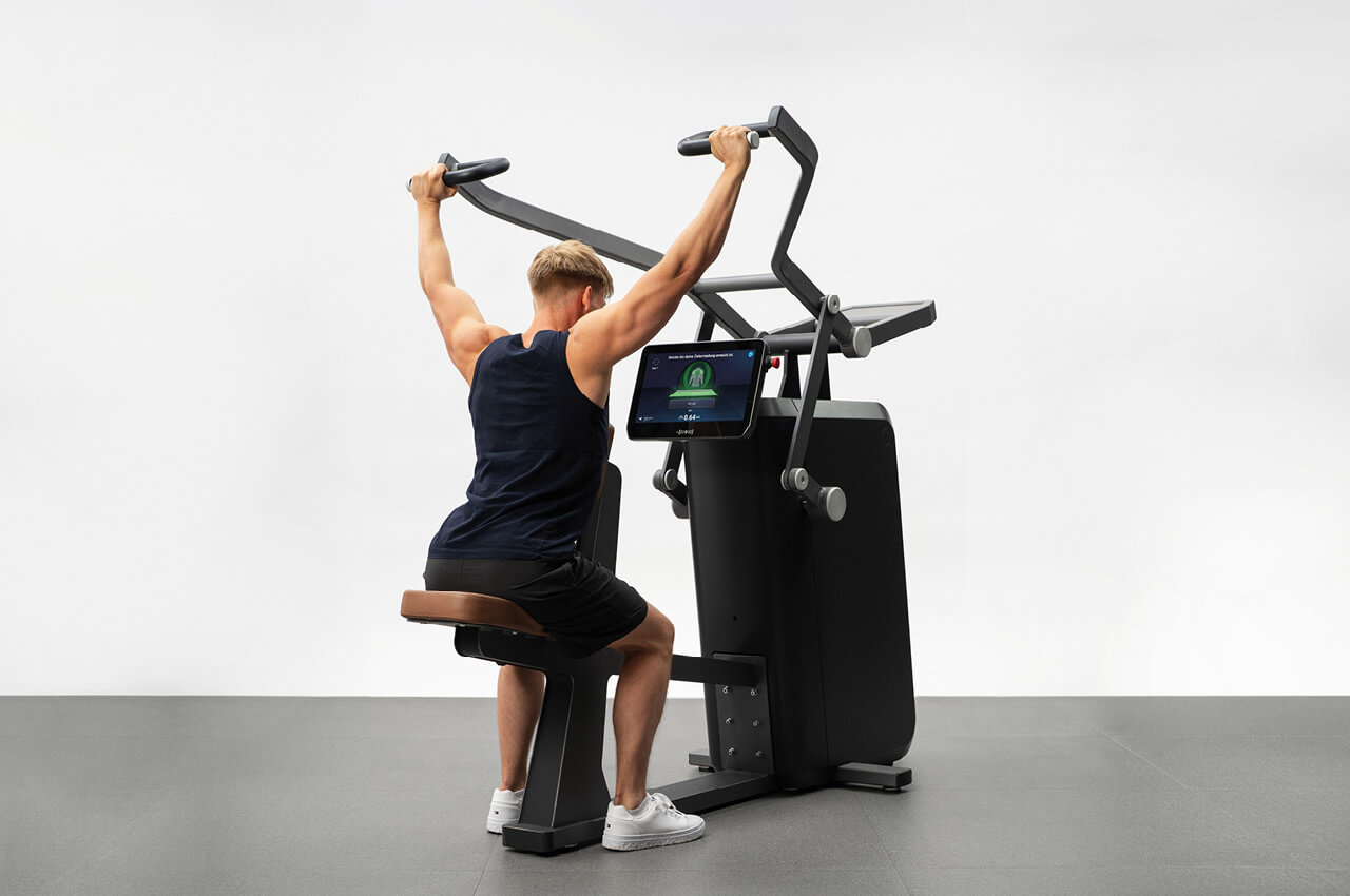 Mit milon Velocity Based Training® passt sich das Gewicht automatisch an die aktuelle Tagesform an Mit milon Velocity Based Training®