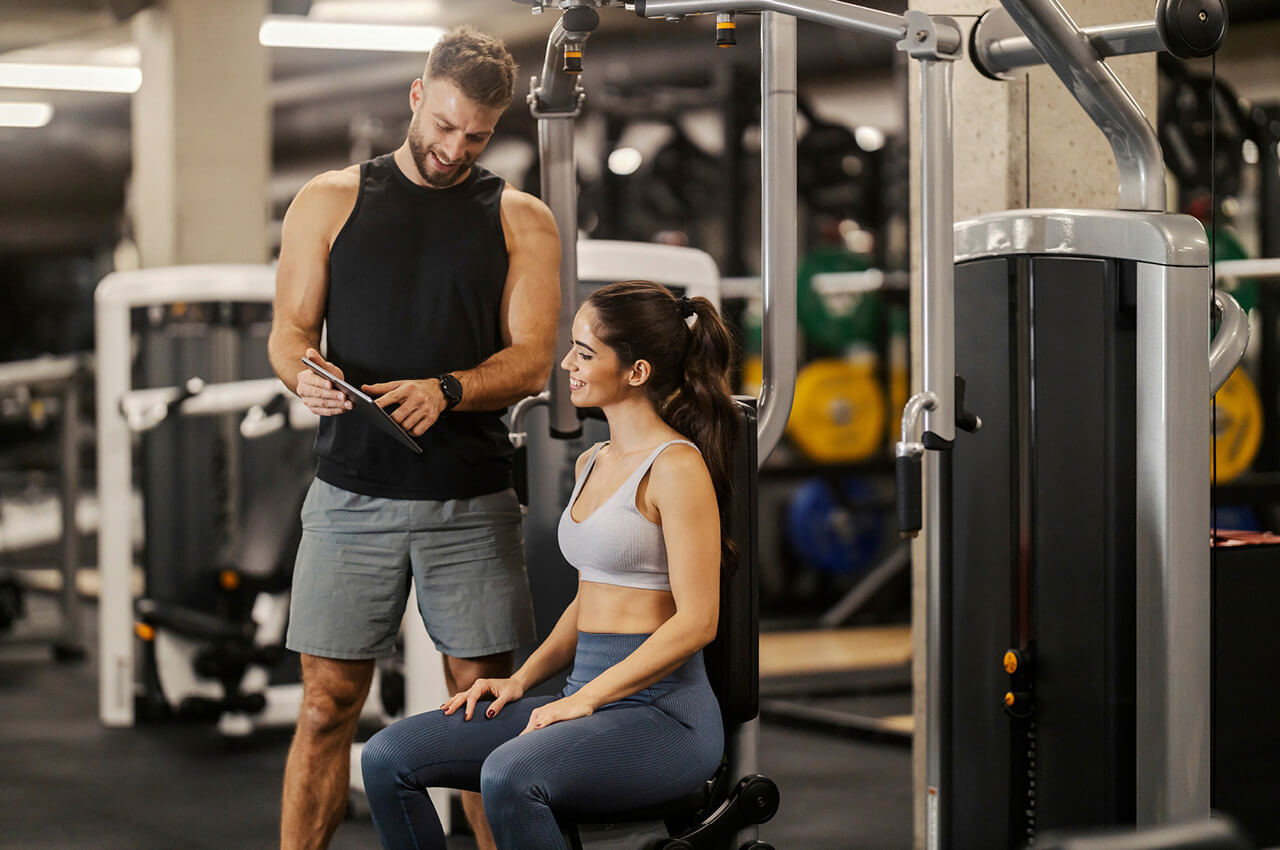 Mann und Frau im Gym