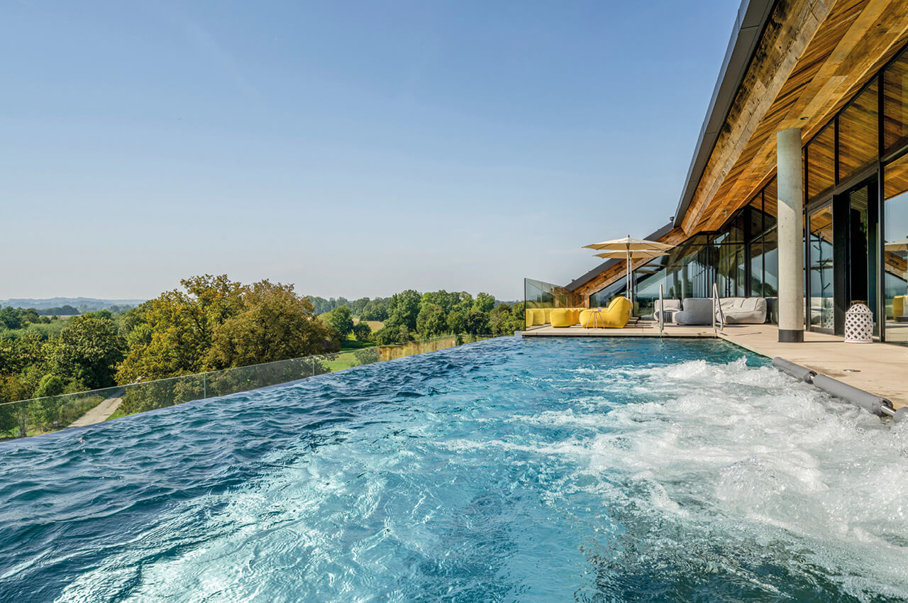 Der eindrucksvolle Thermal-Infinity-Pool im DAS MÜHLBACH thermal retreat & wellness resort