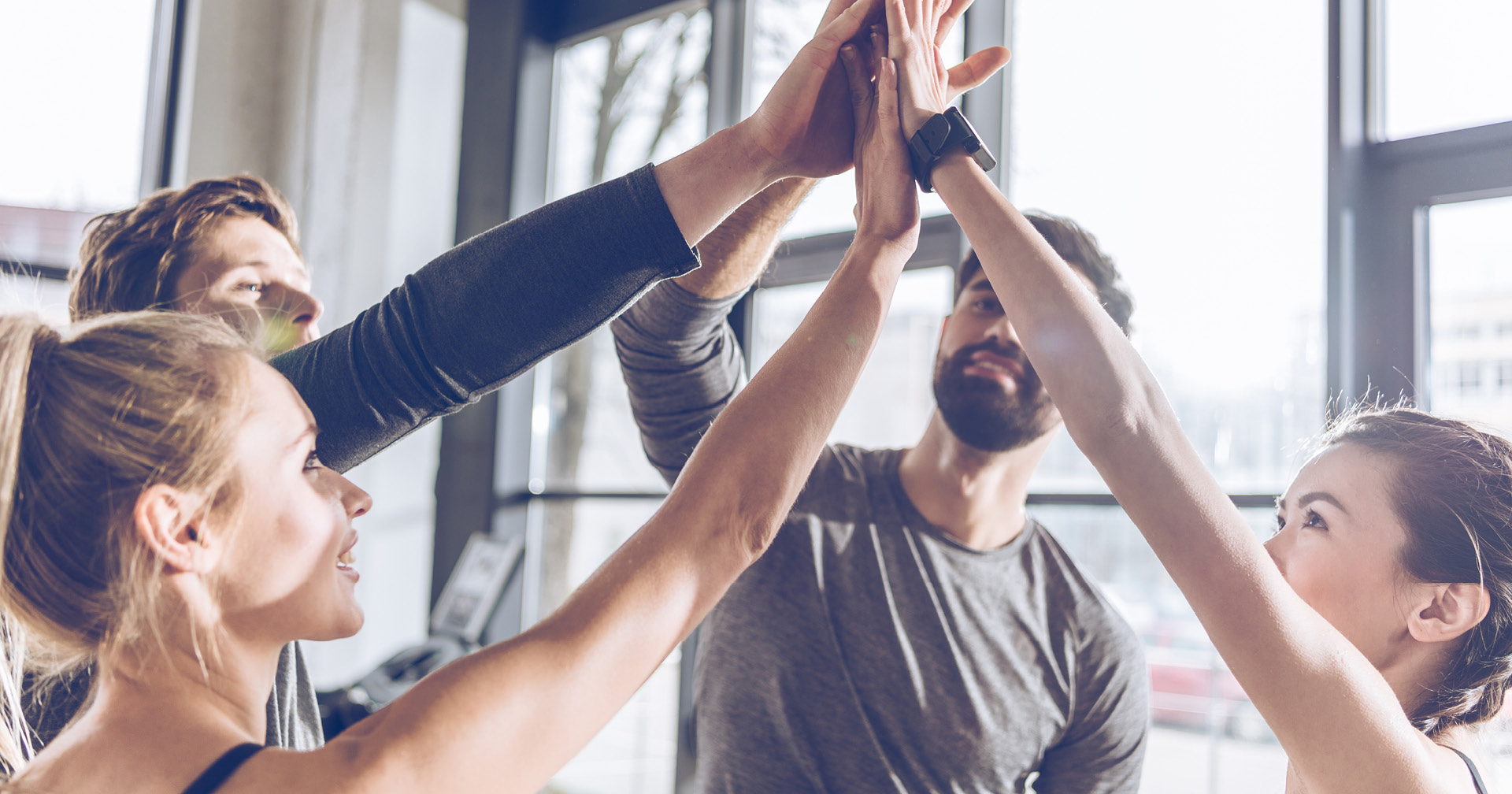 Personal Trainer geben sich gegenseitig ein High-Five im Fitnessstudio