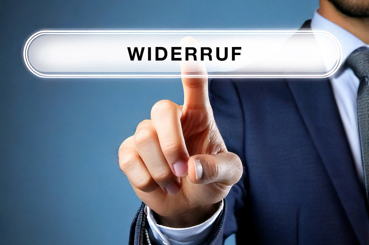 Nahaufnahme eines Mannes im dunkelblauen Anzug, der mit seinem Zeigefinger auf eine leuchtende, virtuelle Schaltfl&auml;che mit der Aufschrift &bdquo;WIDERRUF&ldquo; dr&uuml;ckt.