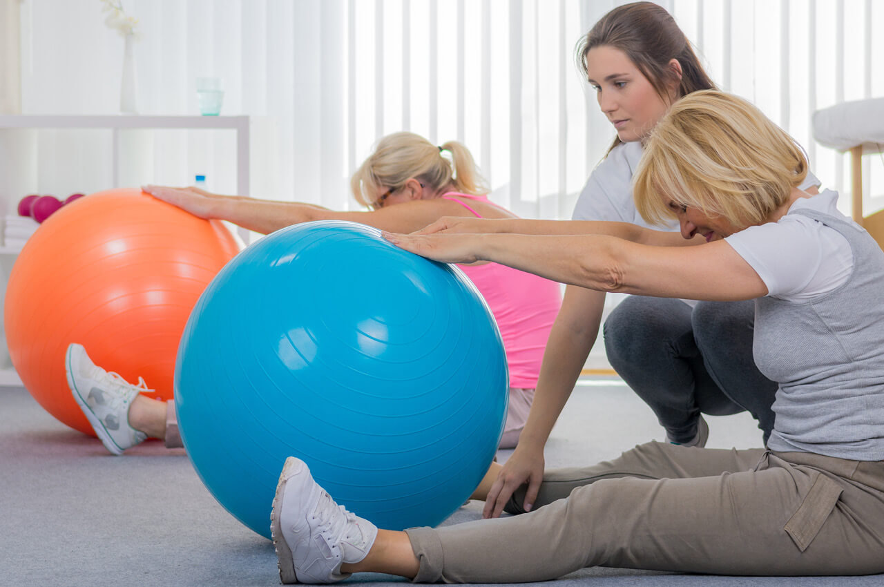 Ältere Damen beim Training mit einem Bewegungsball