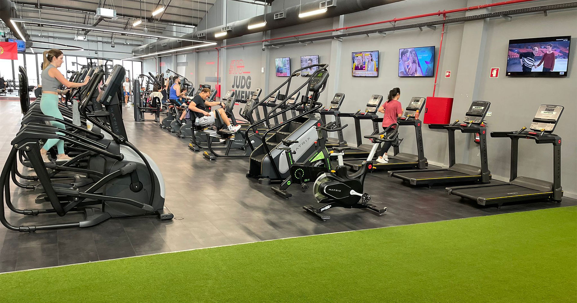 Sportler im Cardiobereich eines Fitnessstudios