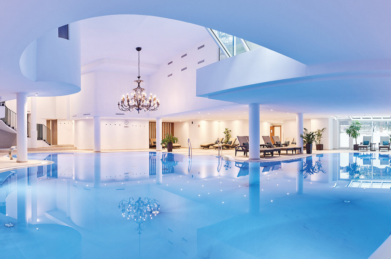 Das Schwimmbecken im Walliserhof Grand-Hotel & Spa