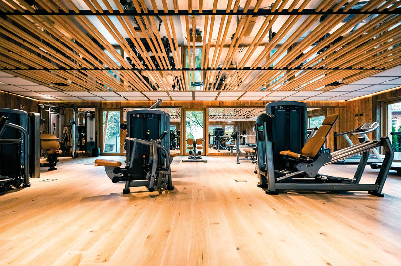 Fitnessger&auml;te im modernen Fitnessbereich des Bayerwaldhofs