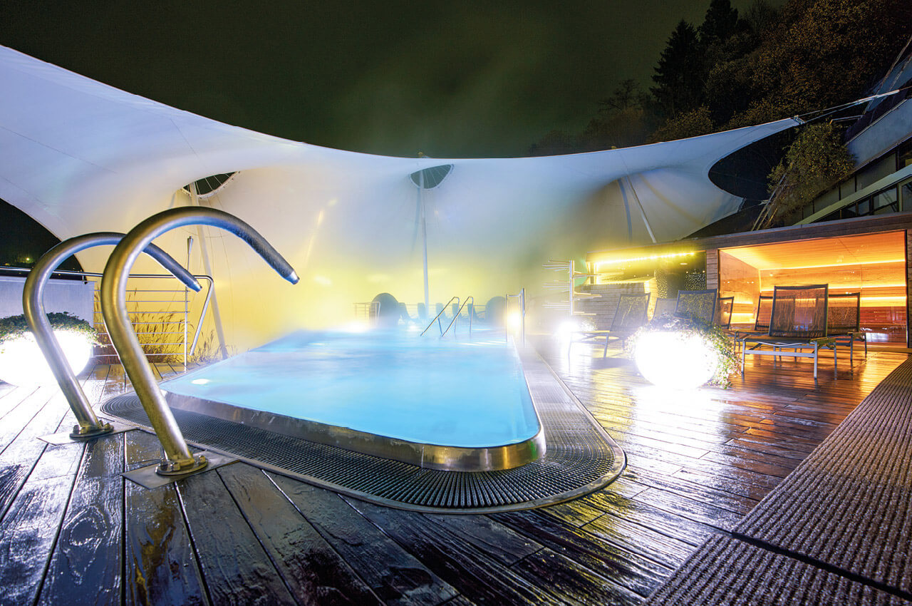 Der Au&szlig;enpool im Mokni&rsquo;s Palais Hotel & SPA