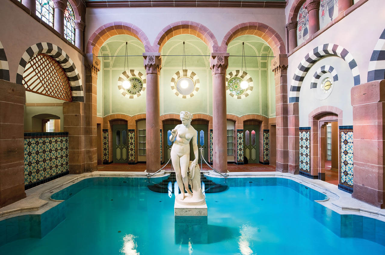 Der Pool im jahrhundertealten Palais Thermal-Spa