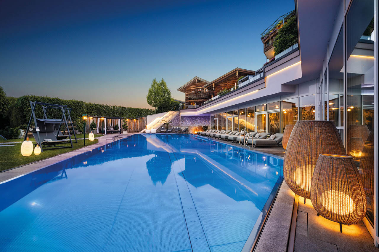 Der Pool im Au&szlig;enbereich des 5* Wellness- & Sporthotels Jagdhof