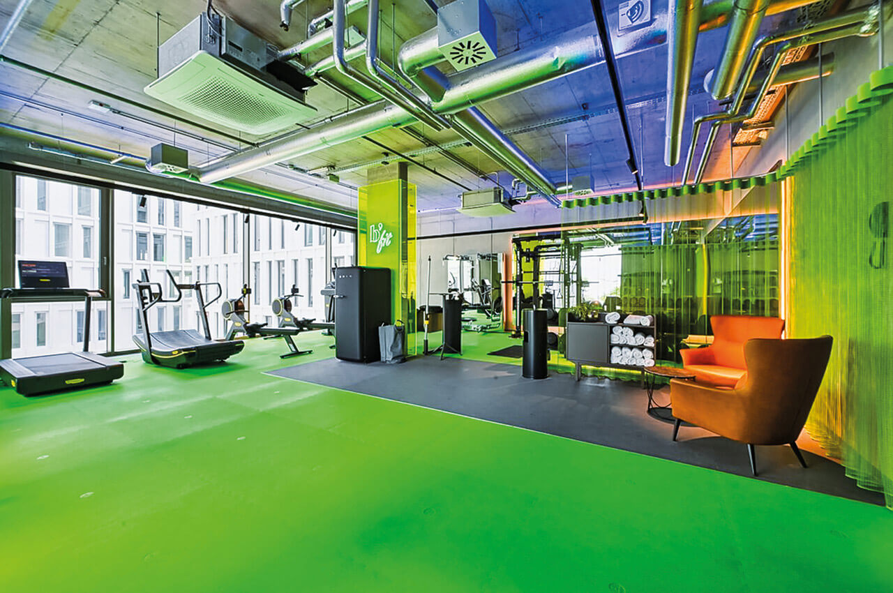 Der gr&uuml;ne Fitnessbereich im b&acute;mine Frankfurt