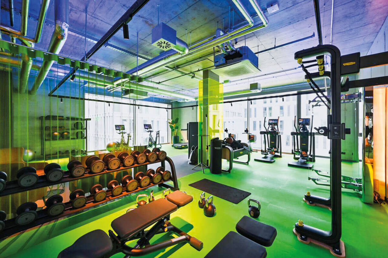 Der gr&uuml;ne Fitnessbereich im b&acute;mine Frankfurt