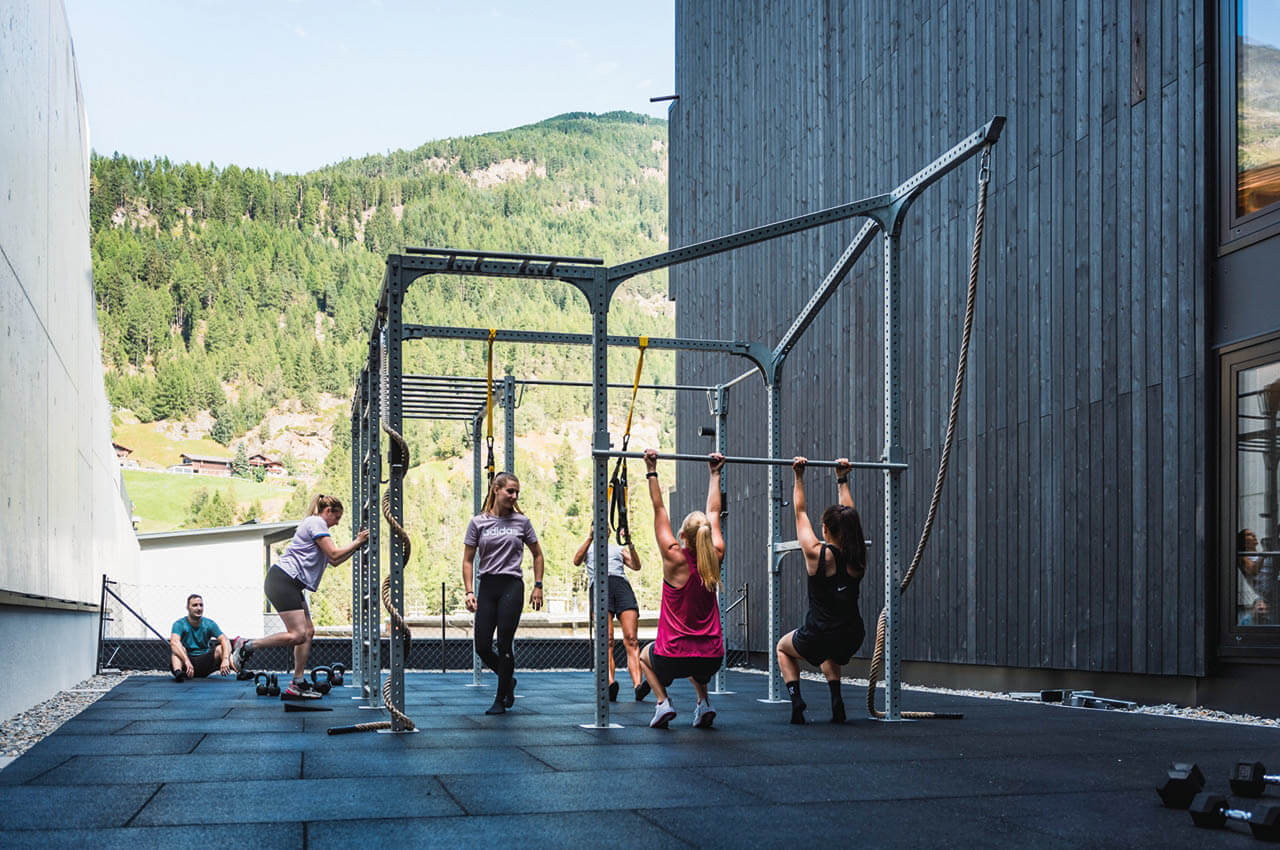 G&auml;ste trainieren am Outdoor-Rig in der Sportlers Lodge S&ouml;lden
