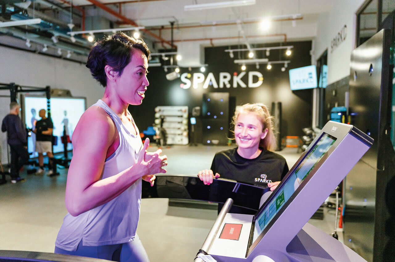 Frau trainiert im Fitnessstudio SPARKD