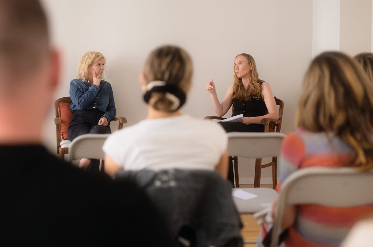 Viele Teilnehmer merken bereits beim ersten Besuch, dass ihnen ein Ort wie slows bisher gefehlt hat. Die Atmosphäre und das Setting sind entspannt, die Gespräche tiefgründig Workshop im slows in Berlin