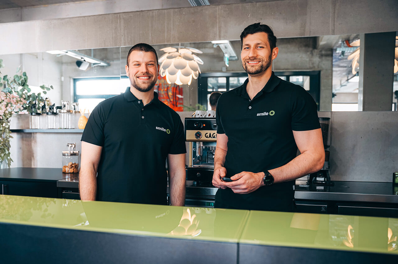 Das qualifizierte Mitarbeiter-Team (Dennis links und Fahim rechts) ist mitverantwortlich für die besondere Atmosphäre Das qualifizierte Mitarbeiter-Team (Dennis links und Fahim rechts)