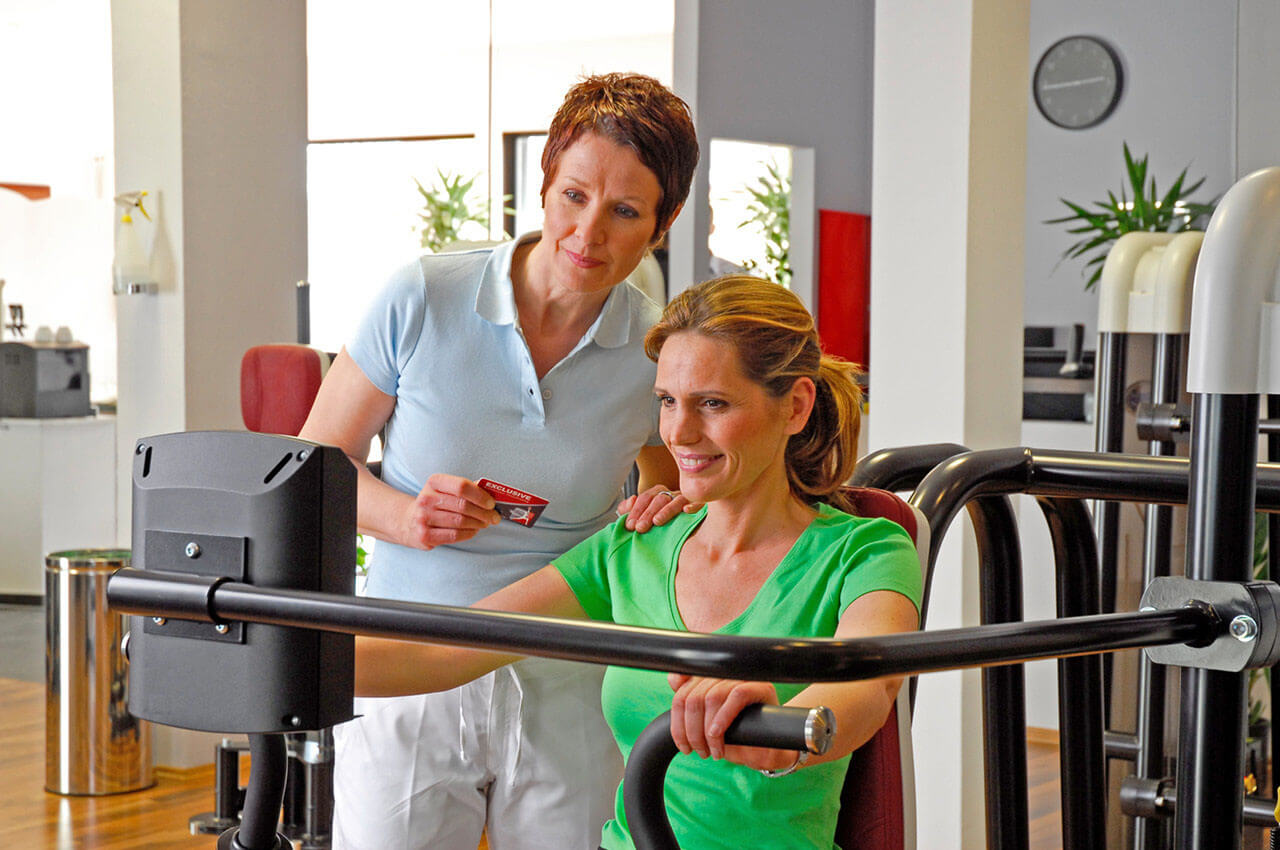 Zwei Frauen beim Training im Exclusive Medical Fitness