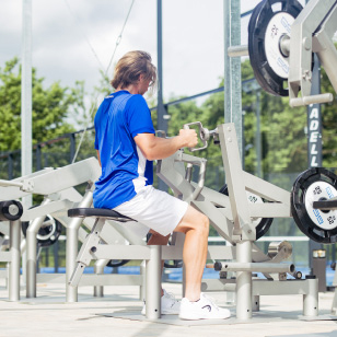Mann macht Fitnessübung an einem Outdoor-Fitnessgerät der GS MEGAfit Kraftmanufaktur