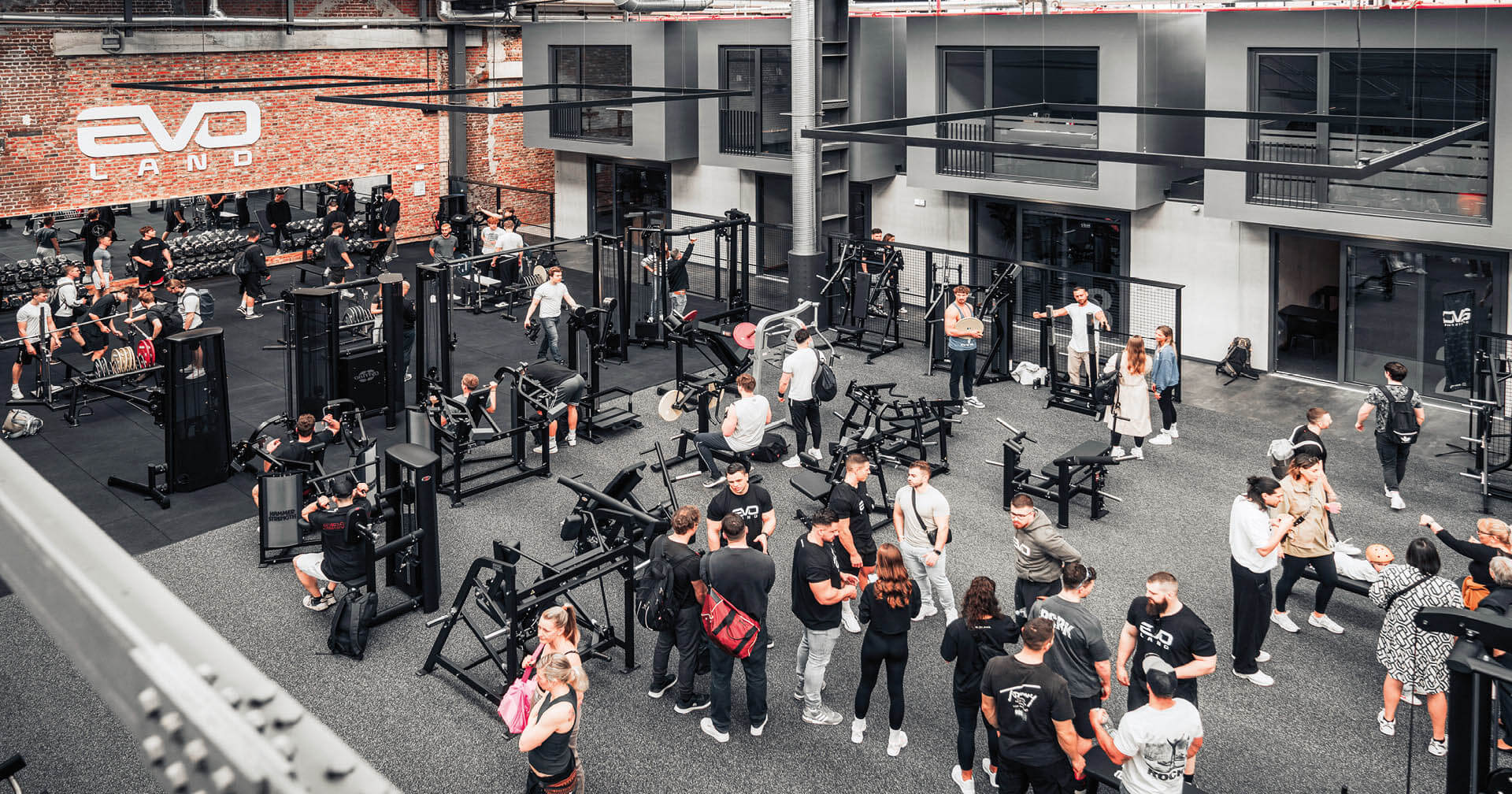 EVO LAND Studio mit Sportlern auf der Trainingsfläche