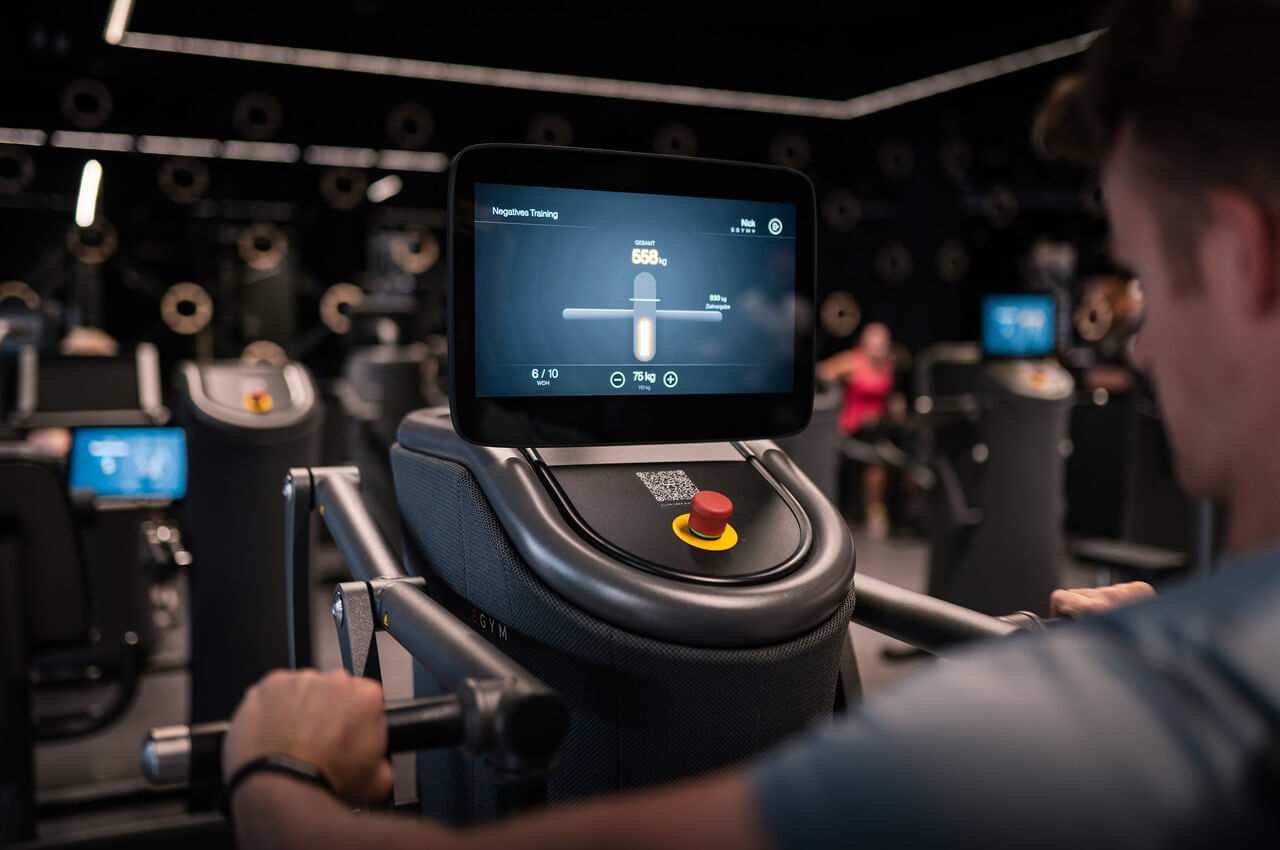 Mann trainiert an einem Fitnessgerät
