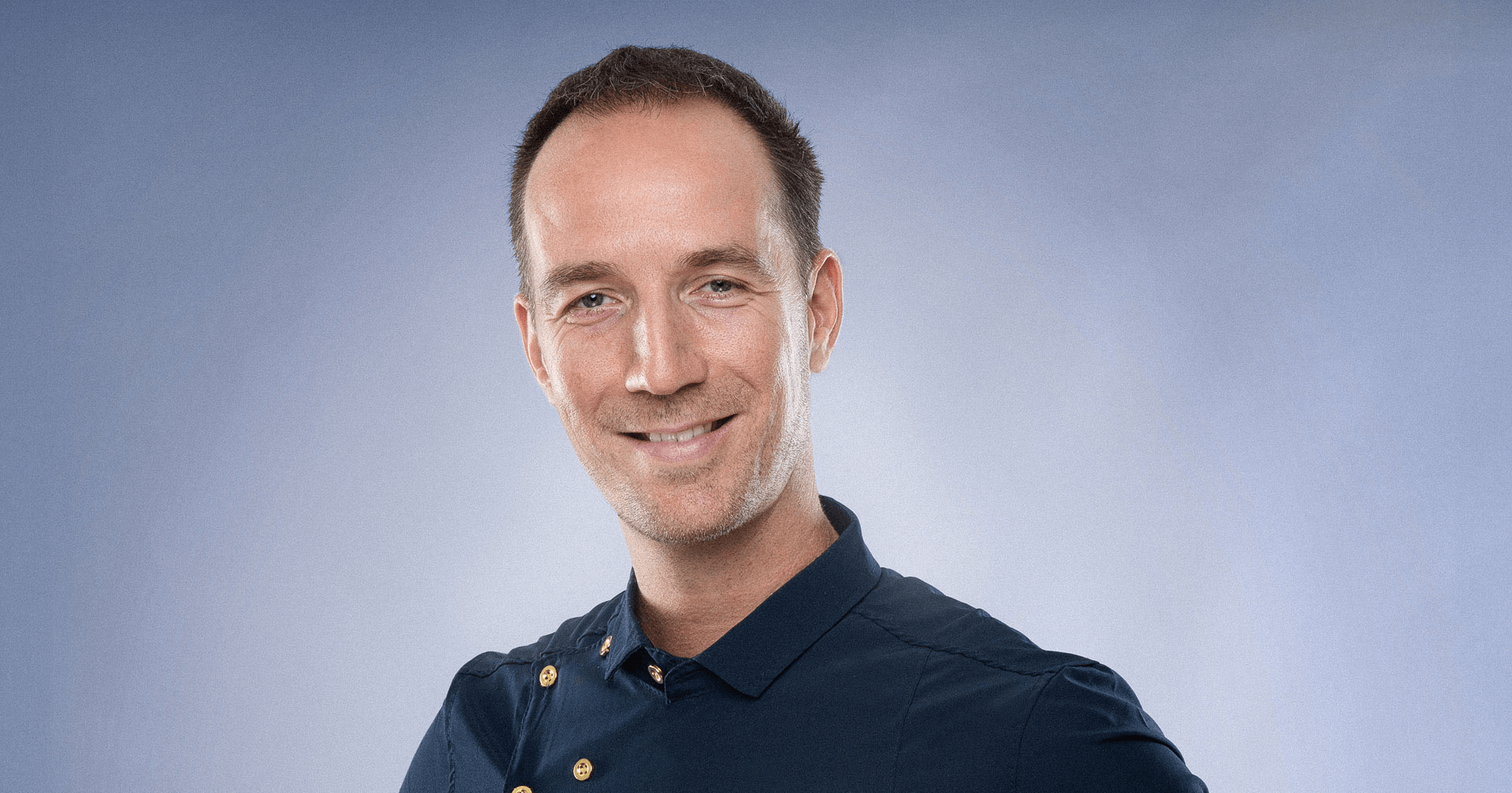 Steffen Kirchner blickt lächelnd in die Kamera.