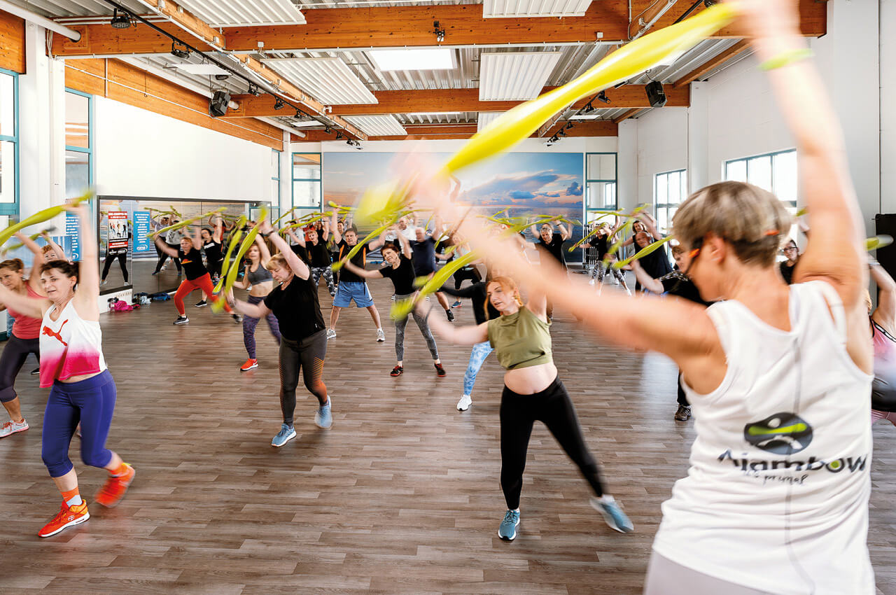 Ajambow ist ein innovativer, wassergefüllter Sport- und Therapiebogen mit eigenen Kursprogrammen Gruppenworkout mit Ajambow